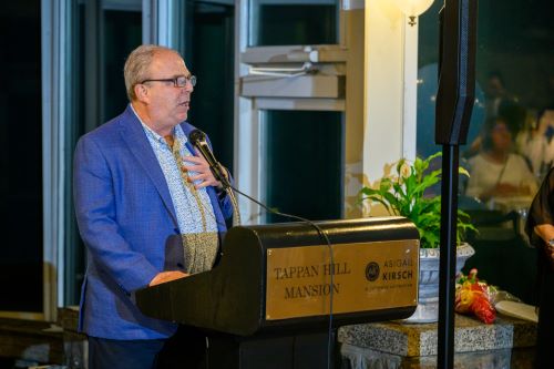 Y BOARD MEMBER RICH KLEIN PRESENTING LEN ANDREW AWARD